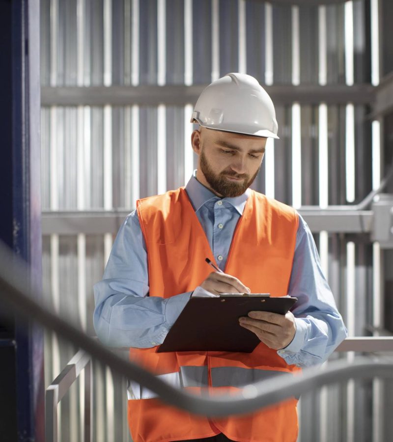 engenheiro-tecnico-listando-solucoes-para-engenharia-legal