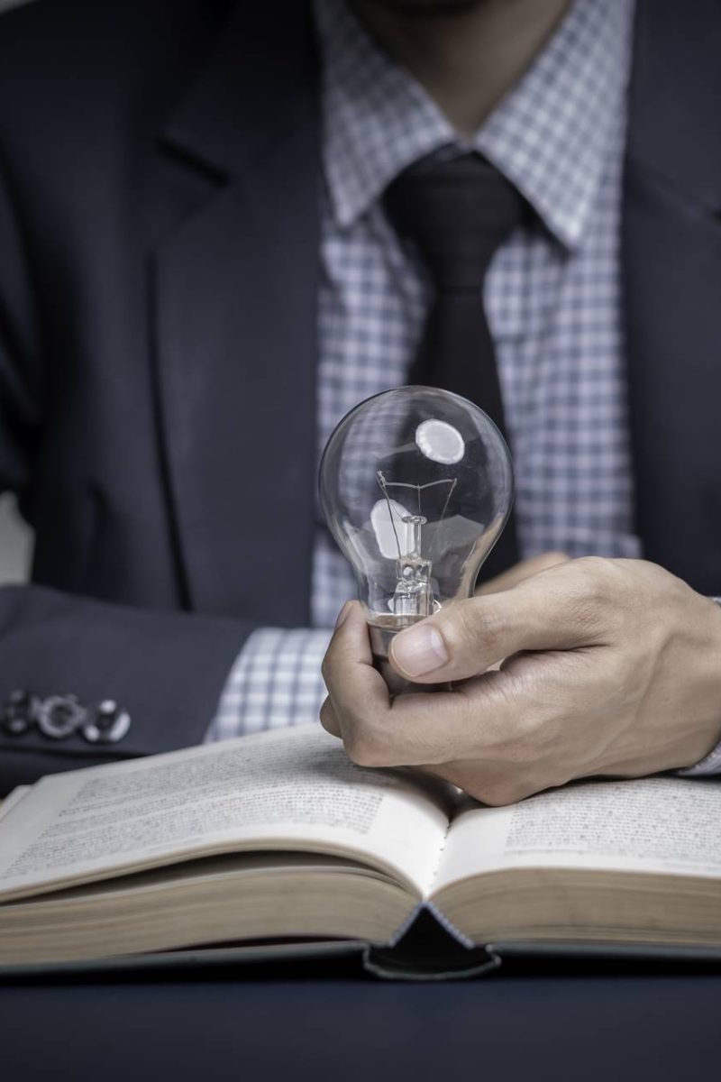 Conceito de mão de advogado: Justiça com martelo de juiz, Empresário de terno ou Contratação de advogados no sistema digital. Direito, acusação, assessor jurídico, processo, detetive, investigação, consultor jurídico.